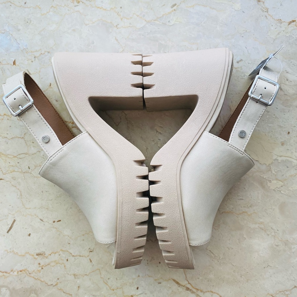 VERA WANG Rotini Women's Peep-Toe Sandals - Picture 6 of 13